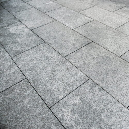 Comment ce carrelage est-il posé ? 
