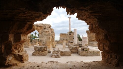 Dans quel pays actuel se situait la cité cosmopolite antique de Carthage ? 