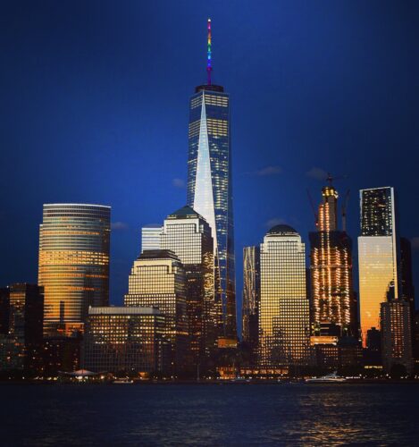 La tour construite à la place des deux tours du World Trade Center à New York est surnommée la “Memorial Tower”. Vrai ou faux ? 