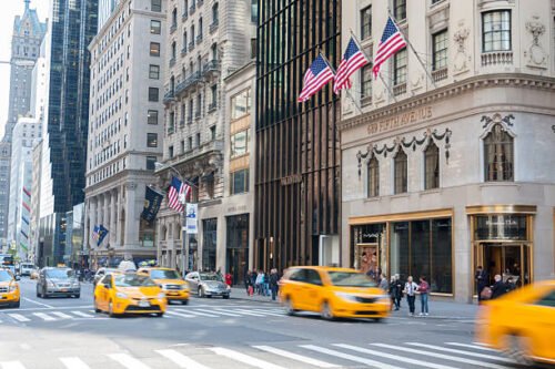 Quel est le nom de l'avenue de New York célèbre pour ses grands magasins de luxe et qui longe Central Park ? 