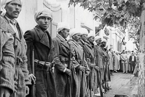 Comment appelait-on les soldats algériens qui combattaient au côté des français pendant la guerre d’Algérie ? 