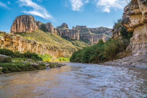 Le fleuve Rio Grande est une frontière naturelle entre le Mexique et les États-Unis. Vrai ou faux ? 