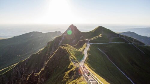 Quel est le nom du plus haut volcan de France métropolitaine faisant partie des volcans d’Auvergne ? 