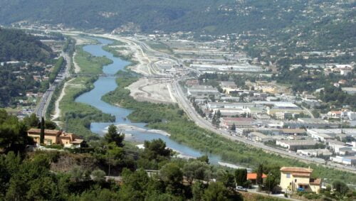 Le fleuve du Var, qui a donné son nom au département, ne coule pas dans le Var. Vrai ou faux ? 