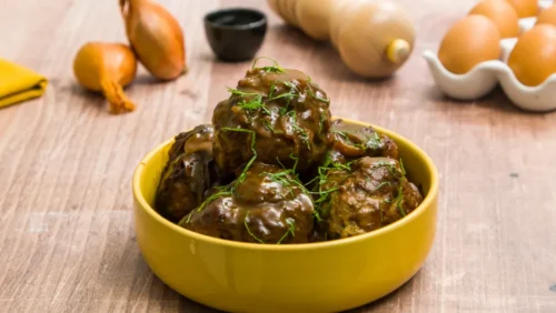 Comment s’appellent ces boulettes de viande hachée typiquement belges ? 