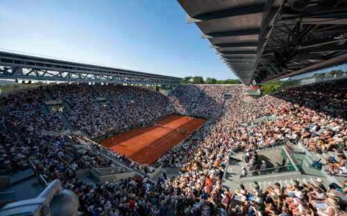 De quelle joueuse historique du tennis français le second court principal de Roland-Garros rend-il hommage en lui attribuant son nom ? 