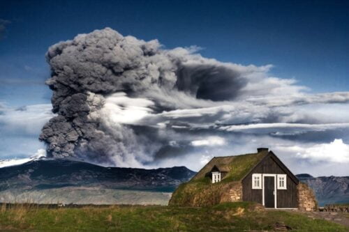 Quel volcan islandais a fortement perturbé le trafic aérien en 2010 après être entré en éruption ? 