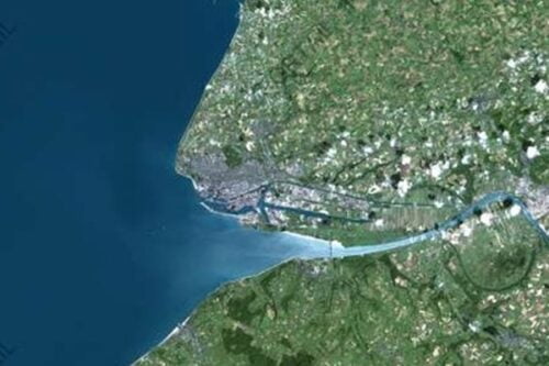 Comment se nomme l'embouchure d'un fleuve dans la mer où l'eau douce se mélange à l'eau salée sous l'effet des marées ? 