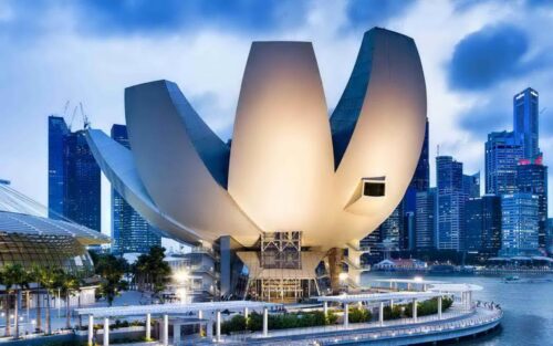 Quel est ce bâtiment en fleur de lotus réputé mondialement et situé à Marina Bay Sands à Singapour ? 
