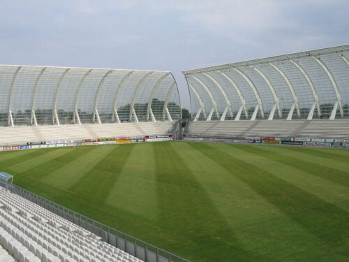Quel club de foot français joue ses matches à domicile dans un stade nommé “stade de la Licorne” ? 