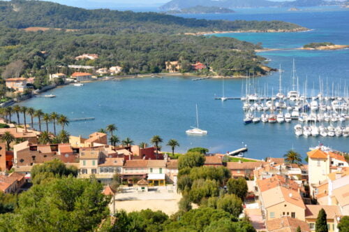 A quelle île du Var, cette marina appartient-elle ? Poquerolles