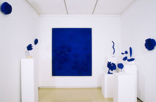 Quel artiste est associé à cette exposition en photo ? 