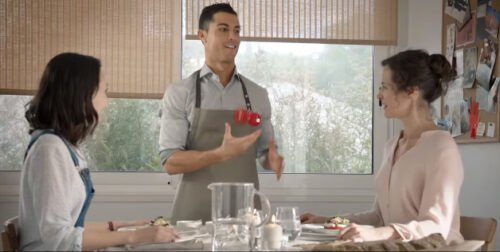 Pour quel opérateur téléphonique, Cristiano Ronaldo a-t-il fait de la publicité où il apparaissait dans la maison d’une famille ? 