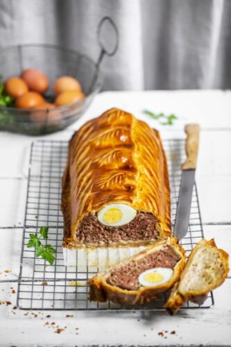 Quel est le nom de ce plat avec des œufs entiers à l'intérieur, surnommé le Pâté de Pâques ? 