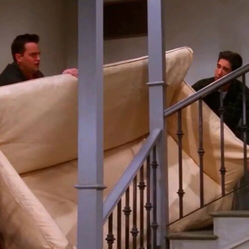 Quel mot est indissociable de la scène du canapé de Ross dans l’escalier ? 