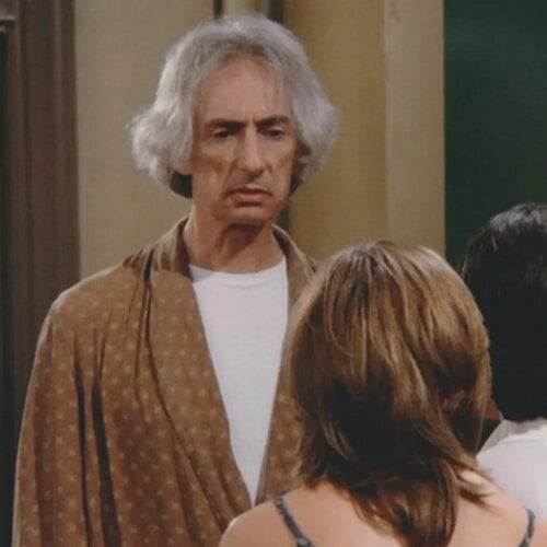 Quel est le nom du voisin du dessous de l’appartement des Friends ? 