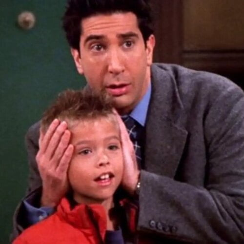 Pour quelle raison Ross bouche-t-il les oreilles de Ben ? 