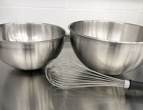 Quel est le nom donné à ce type de saladier de cuisine en acier inoxydable ? 
