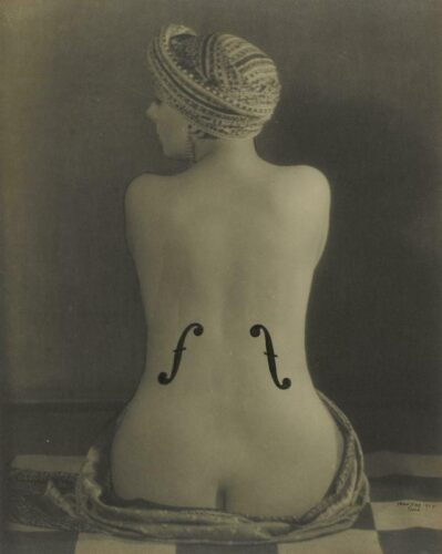 À quel artiste associe-t-on cette photographie nommée Le violon d'Ingres ? Violon d'Ingres