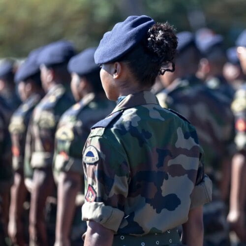 En France, avant qu’il ne soit suspendu, le service militaire était aussi ouvert aux femmes. Vrai ou faux ? 