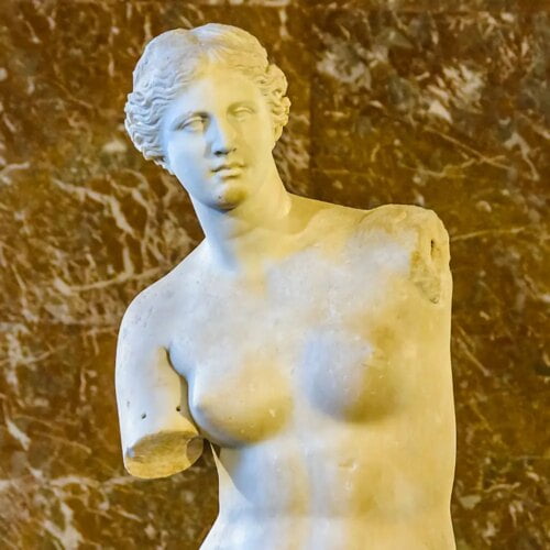 La statue de la Vénus de Milo, doit son nom à son sculpteur. Vrai ou faux ? 
