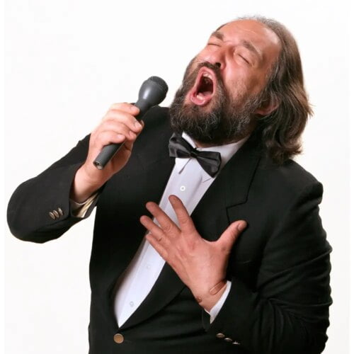 Un chanteur à la voix de ténor possède une voix grave. Vrai ou faux ? 