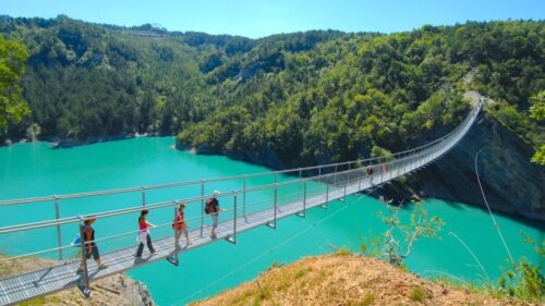 Près de quel lac se situe la passerelle himalayenne du Drac ? 