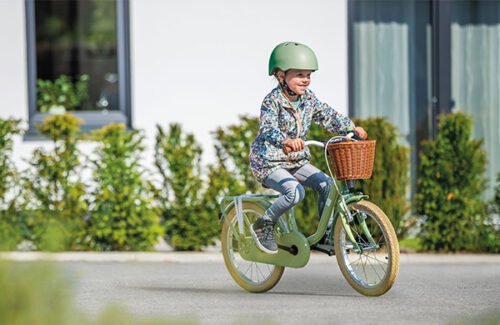 Comment s'appelle la courroie qui relie le plateau et le pignon dans un vélo ? 