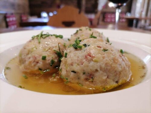 De quoi sont principalement constituées les boulettes dans la recette italienne des Canederli alla tirolese ? 