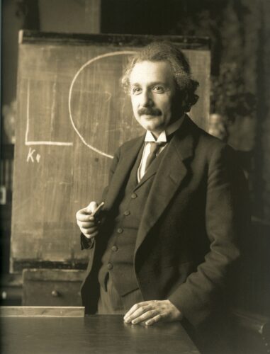 Pour quels travaux spécifiquement, Albert Einstein reçoit-il le prix Nobel de physique en 1921 ? 