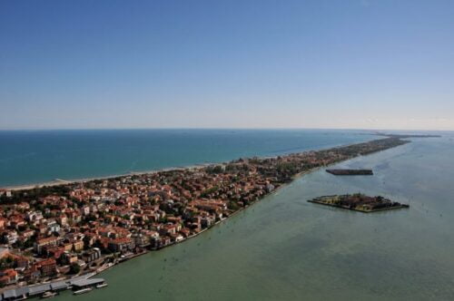 Comment s’appelle le cordon littoral qui s’étend sur une douzaine de kilomètres entre la lagune de Venise et la mer Adriatique ? 