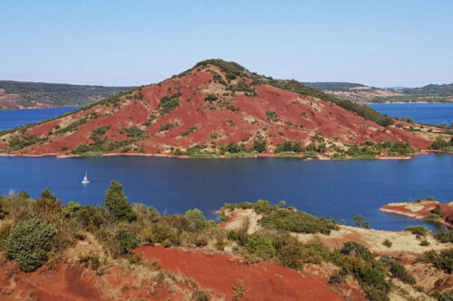 Quel est le nom de ce lac en France réputé pour sa terre rouge ? 
