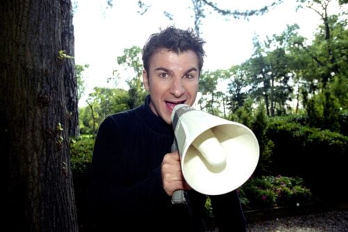 Quel était le slogan de l'émission Morning live présentée par Michaël Youn dans les années 2000 : L'émission qui réveille ______ ? 
