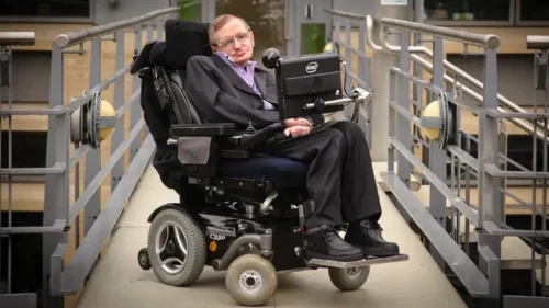 Quel est le nom de ce physicien britannique à la renommée mondiale pour ses ouvrages de vulgarisation scientifique ? 