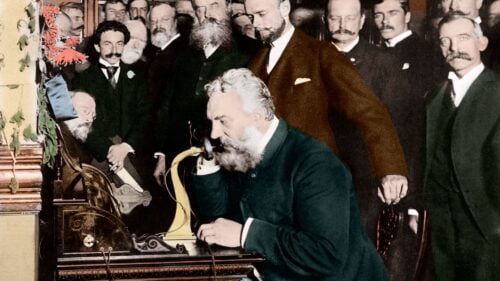 Qui est l’homme sur la photo en train d’utiliser un téléphone ? 