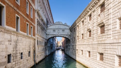 Quel bâtiment relie les nouvelles prisons de Venise par le pont des Soupirs ? 