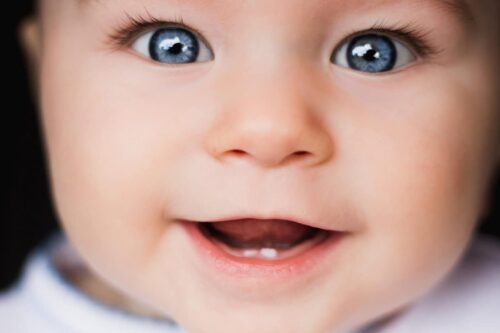 Si les 2 parents possèdent les yeux bleus, le bébé a 99% de chance d’avoir lui aussi les yeux bleus. Vrai ou faux ? 