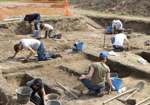 Que recherche-t-on tout particulièrement lors d'une fouille archéologique ? 