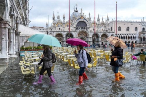Comment appelle-t-on la montée des eaux à Venise ? 