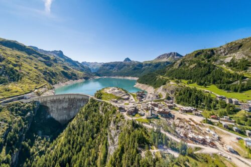 Quel village a été noyé sous les eaux du lac de Chevril, en 1952 suite à la construction d’un barrage ? 