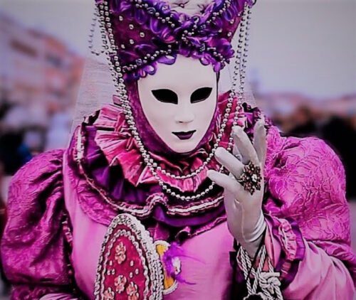 Quel est le nom de ce type de masque blanc emblématique du carnaval de Venise ? 