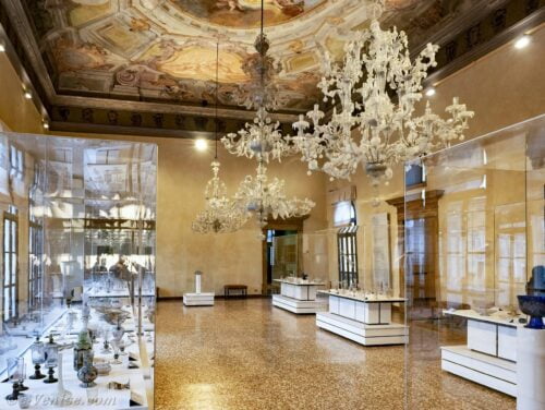 Sur quelle île située à Venise peut-on visiter le très réputé Musée du verre ? 