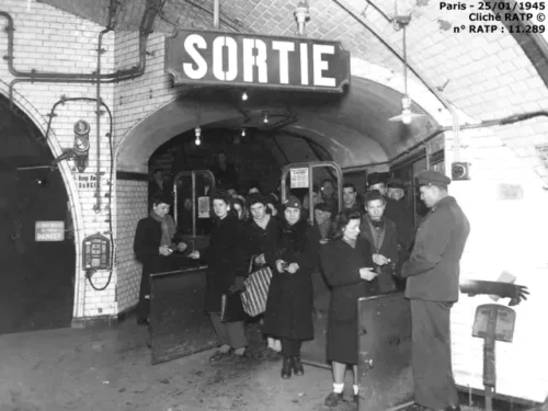 En quelle année le métier de poinçonneur de billets dans le métro de Paris a-t-il définitivement disparu ? 