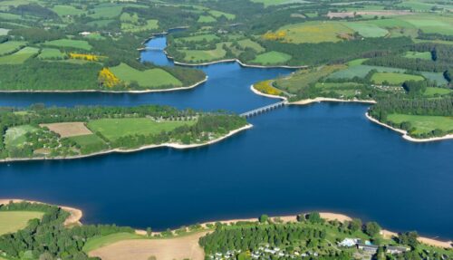 Comment s’appelle le lac se situant entre Rodez et Millau en Aveyron ? 