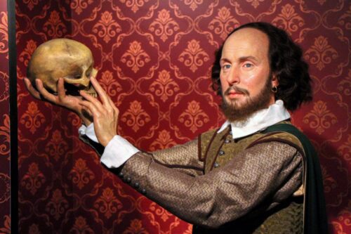 En référence à quelle pièce, Shakespeare est-il souvent représenté avec un crâne dans la main ? 