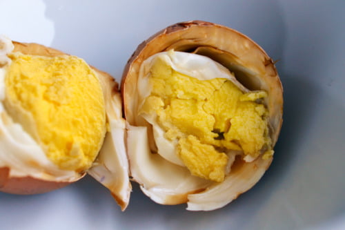 Dans quel liquide fait-on bouillir les œufs, pour préparer un “Tong zi dan” en Chine ? 