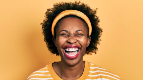 Quel verbe est un équivalent soutenu de « rire » ? 