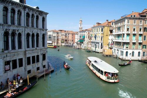 À Venise, comment s’appellent les bateaux servant de transport en commun ? 