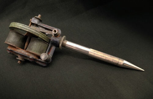 Quelle année correspond au dépôt du premier brevet pour l’invention de la machine à tatouer ? 
