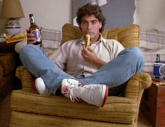 Dans quel film improbable, George Clooney a-t-il commencé sa carrière en 1988 ? 